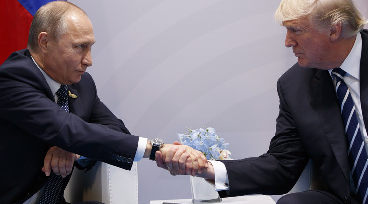 Putyin keze felül van a kézfogáskor. Ezzel dominanciát sugall / Fotó: MTI