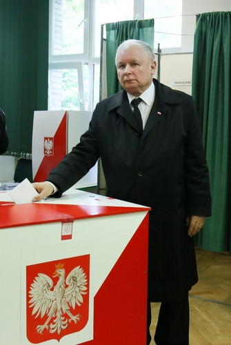 Prezes PiS Jarosław Kaczyński podczas głosowania w obwodowej komisji wyborczej w Szkole Głównej Służby Pożarniczej w Warszawie
