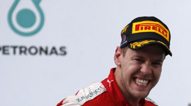 Vettel megszakította a Mercedes sorozatát 