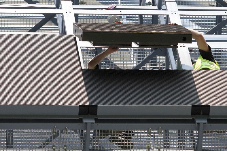 Montaż pierwszego z dwóch telebimów na Stadionie Miejskim w Poznaniu, rozbudowywanym na Mistrzostwa Europy Euro 2012 i miejscu rozgrywania spotkań Lecha Poznań. Każdy z telebimów składa się ze 120 modułów LED, łącznie mają 115 m2 powierzchni i są obecnie największe w kraju. (ac/jkm) PAP/Adam Ciereszko