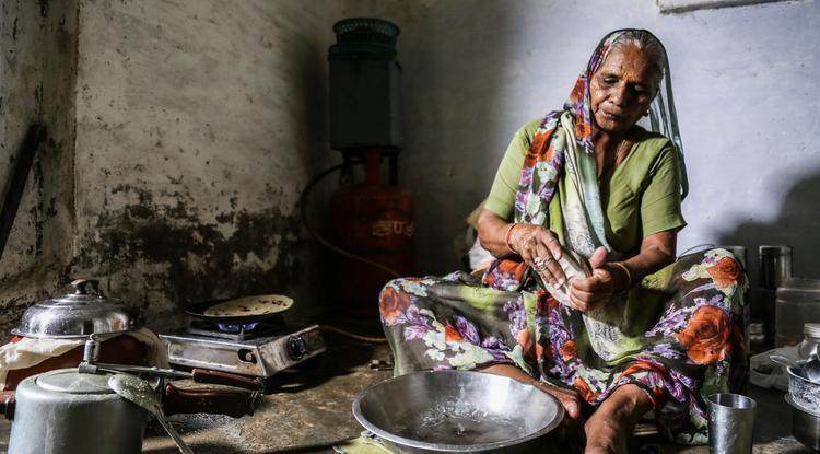 Döbbenetes! Egy indiai nő több ezer denevérrel él együtt