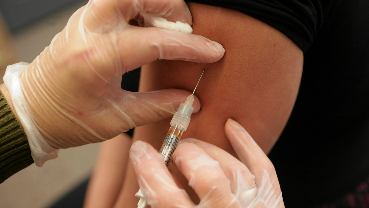 Akcję profilaktycznych szczepień nastolatek przeciw wirusowi wywołującemu raka szyjki macicy przygotowały władze Torunia. Obejmie ona ok. 800 dziewcząt.