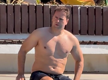 Luka Raco se transformisao: Glumac se ugojio posle ženidbe, pustio stomak, svi ga na bazenu gledaju (VIDEO)