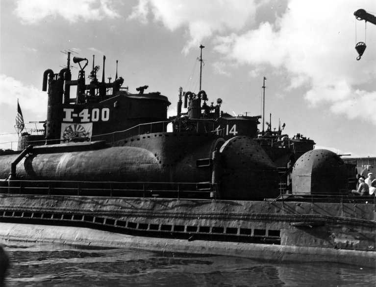 Okręty I-400, I-14 i I-401. Widać otwarte wrota do cylindrycznych hangarów lotniczych. Wszystkie zdobyte „podwodne lotniskowce” zostały zatopione przez Amerykanów w maju i czerwcu 1946 roku.