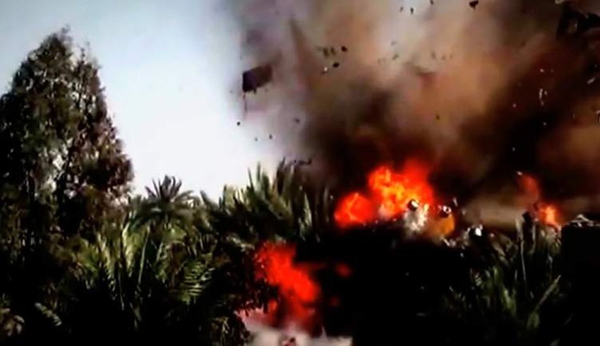 Bez milosti Militanti dižu u vazduh sve živo Kod ovog videa “ Flames of War” koji traje 52 sekunde je zanimljiva neverovatna sličnost sa opasnim scenama iz holivudskih trailera