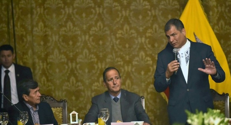 Ecuadorean President Rafael Correa (R), Colombian government representative Juan Camilo Restrepo (C) and ELN guerrilla representative Pablo Beltran (L) resume ceasefire talks in Quito