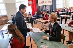 Matury 2023. Dyrektor CKE: Do sprawdzenia prac maturalnych zgłosiło się ok. 200 egzaminatorów mniej niż potrzebują komisje
