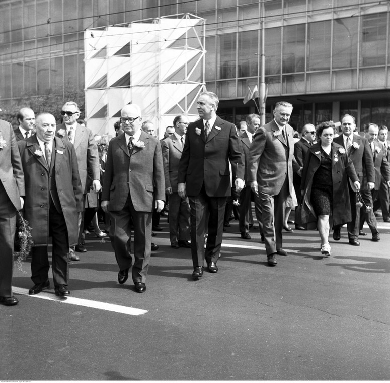 Pochód 1 Maja w Warszawie w 1973 r. Fragment pochodu - w pierwszym szeregu idą od lewej: prof. Henryk Jabłoński, Edward Gierek i Piotr Jaroszewicz
