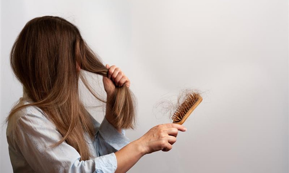 Ten tani ziołowy szampon to zagęszczająca bomba. Uratuje silnie wypadające włosy