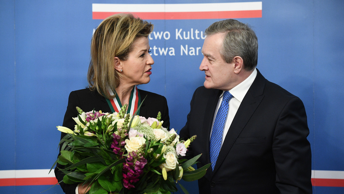 Niemiecka skrzypaczka Anne-Sophie Mutter otrzymała w niedzielę z rąk wicepremiera, ministra kultury prof. Piotra Glińskiego Złoty Medal "Zasłużony Kulturze Gloria Artis". Jej działalność na polu polsko-niemieckich relacji w kulturze, ale i nie tylko, jest nie do przecenienia - podkreślił Gliński.