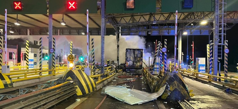Tragedia na autostradzie. Ciężarówka staranowała bramki i stanęła w płomieniach