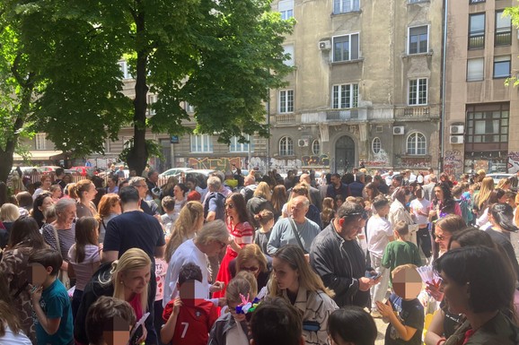(FOTO, VIDEO) HUMANOST NA ŠKOLSKOM PLATOU Ovo je danas najlepša slika Beograda: Učenici OŠ "Drinka Pavlović" održali lekciju iz plemenitosti
