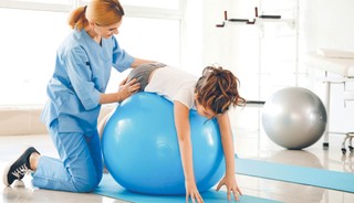 Świadczenie pielęgnacyjne: Trybunał orzekł, państwo zapomniało, a opiekunowie osób z niepełnosprawnościami walczą