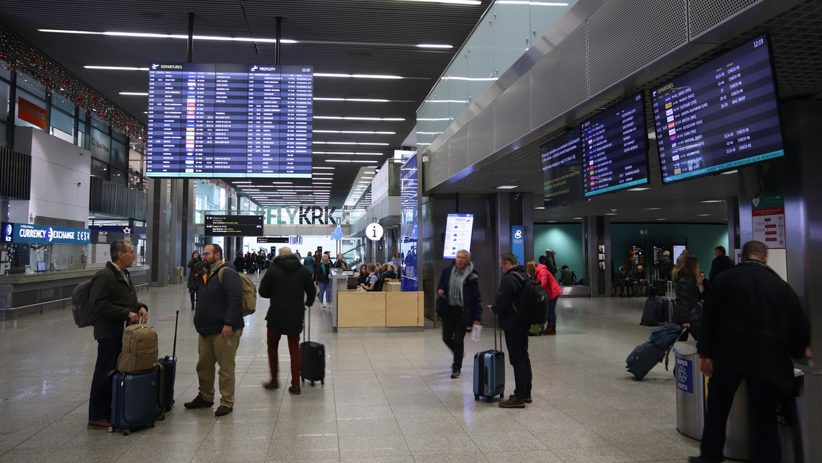Podróż samolotem bez ograniczeń płynów? Nowoczesne skanery na polskich lotniskach mogą to umożliwić