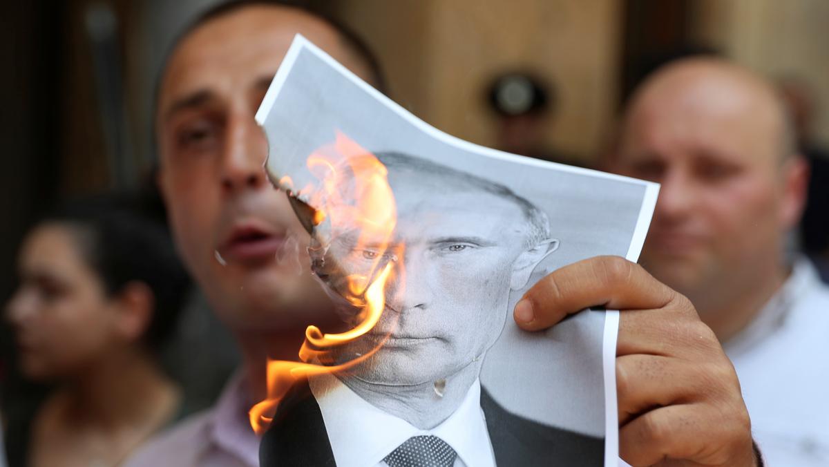 Ludzie protestują przeciwko wizycie rosyjskiej delegacji w Tbilisi. Rok 2019