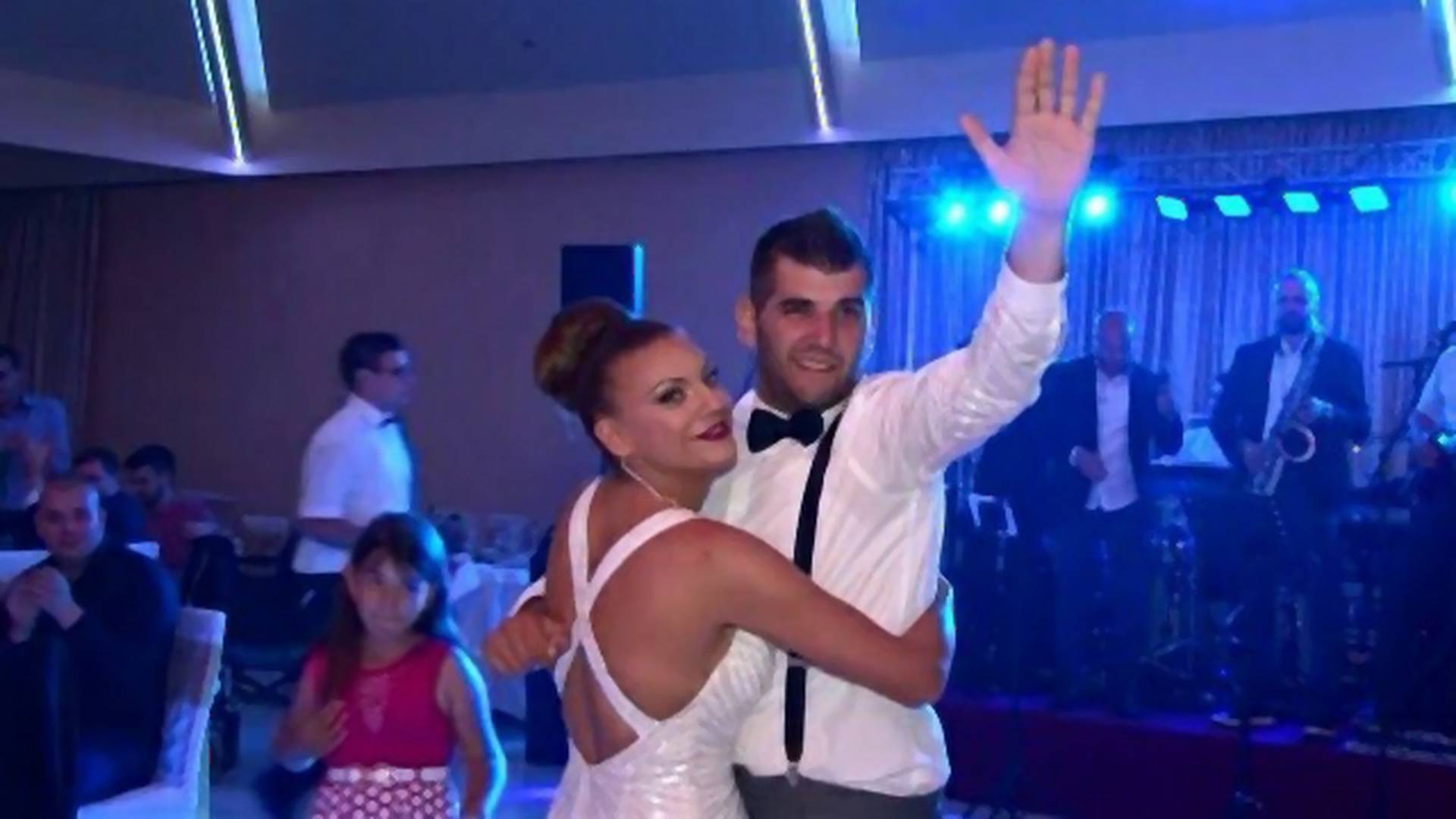 Nepokretni Nikola ustao iz invalidskih kolica kako bi zaplesao na sestrinom venčanju