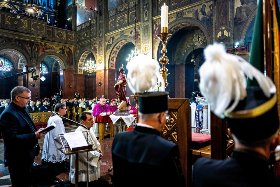 Modlitwa w sanktuarium Matki Sprawiedliwości i Miłości Społecznej w Piekarach Śląkich