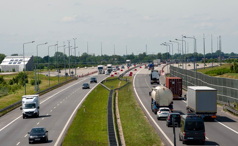 Ciężarówki i samochody osobowe na drodze