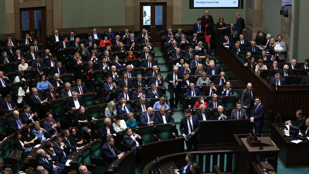 Do prac w komisji Sejm skierował w czwartek rządowy projekt rozszerzający granice obrony koniecznej przy odpieraniu napaści na mieszkanie, dom, lokal, czy ogrodzony teren. - Prawo nie może ustępować przed bezprawiem - mówił minister sprawiedliwości Zbigniew Ziobro.
