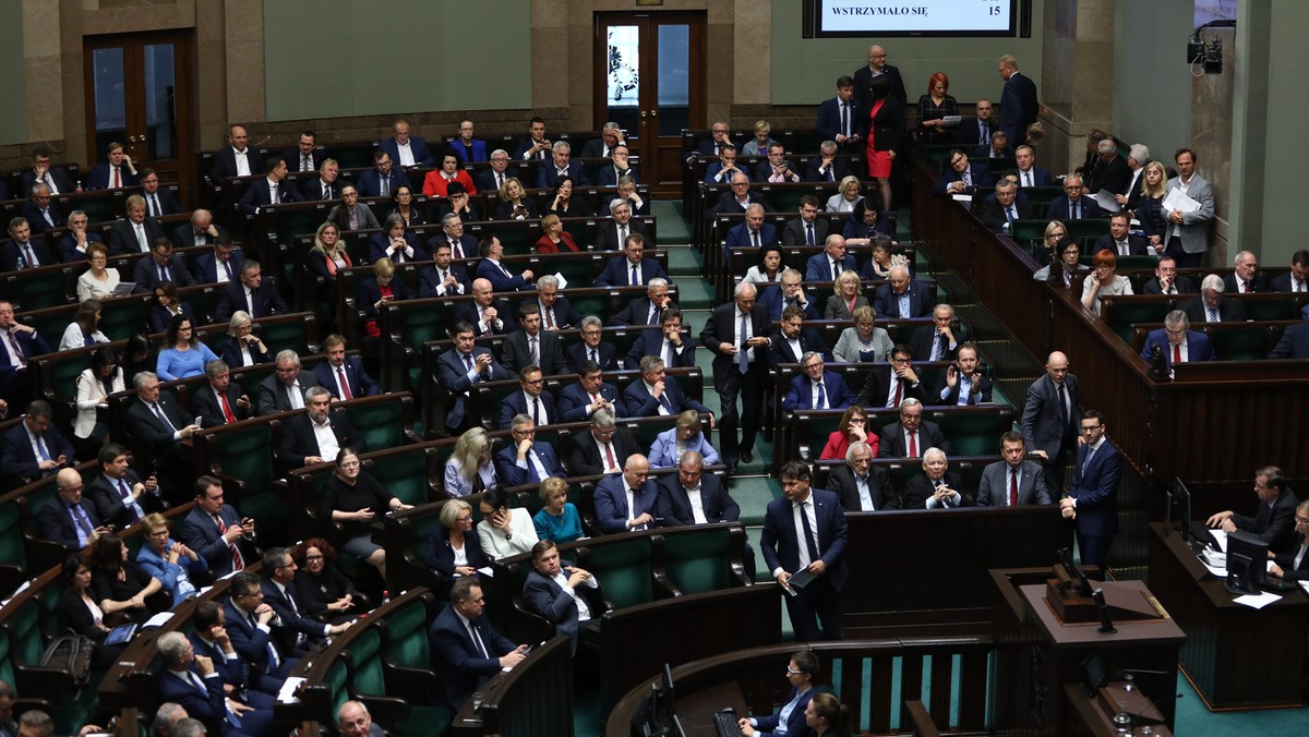 Do prac w komisji Sejm skierował w czwartek rządowy projekt rozszerzający granice obrony koniecznej przy odpieraniu napaści na mieszkanie, dom, lokal, czy ogrodzony teren. - Prawo nie może ustępować przed bezprawiem - mówił minister sprawiedliwości Zbigniew Ziobro.