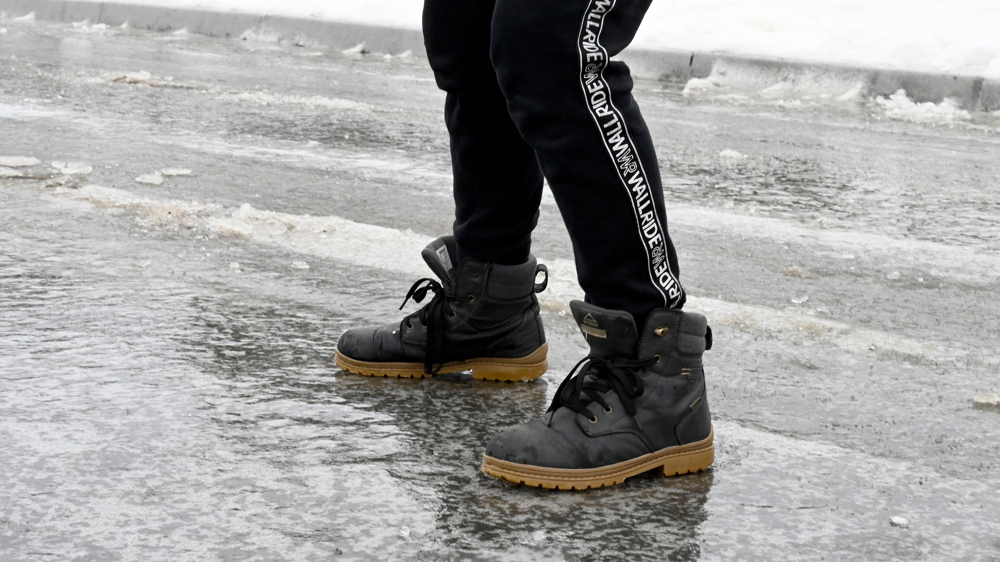 Poľadovica môže byť nebezpečná (ilustračné foto)