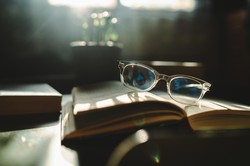 Komprymować, chełbia, omam. QUIZ z trudnych wyrazów. 6/10 to będzie niezły wynik