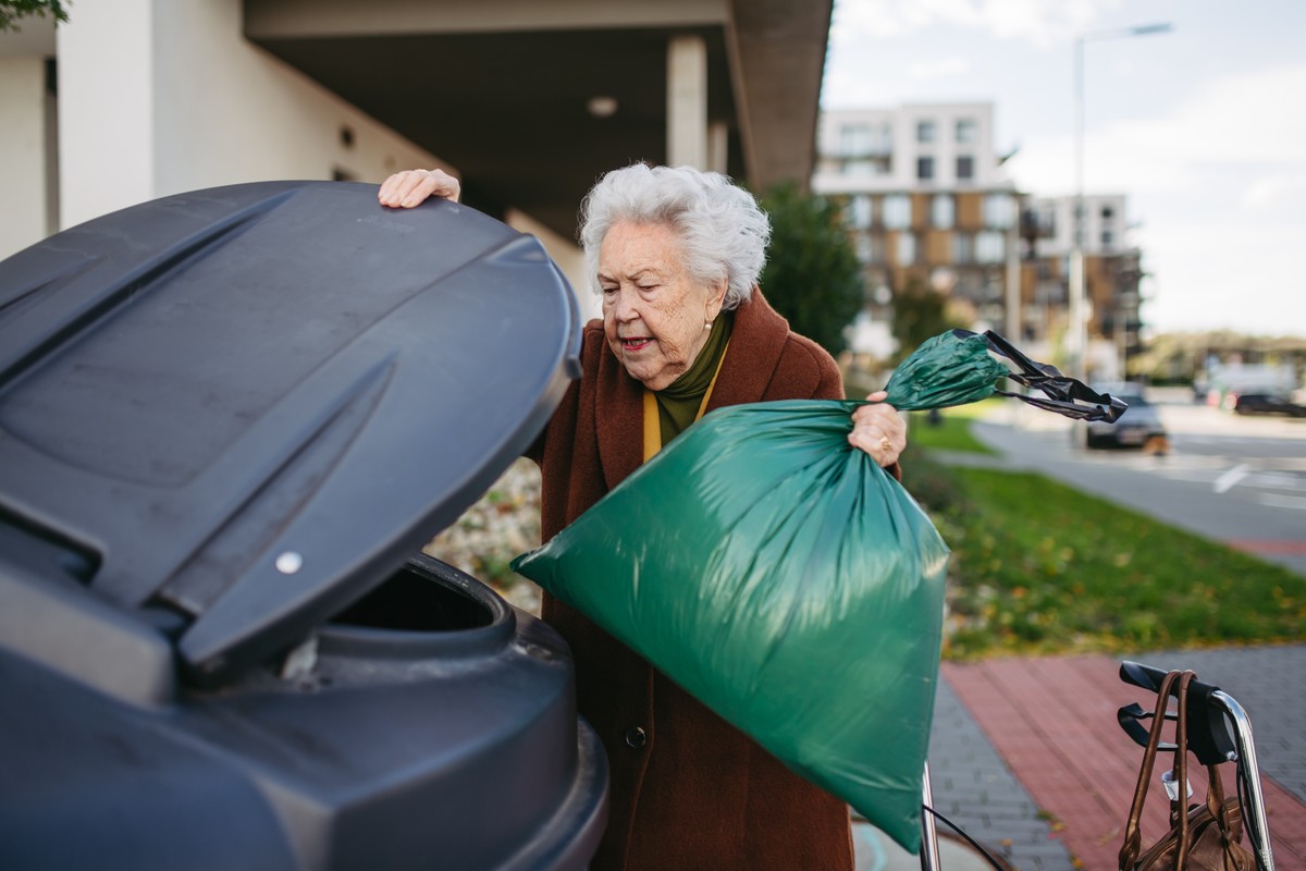 Coraz wyższe koszty wywozu śmieci stanowią spore obciążenie dla wielu gospodarstw domowych, a w szczególności dla seniorów. W niektórych gminach osoby starsze o niskich dochodach mogą liczyć na ulgi w opłatach za odbiór odpadów.