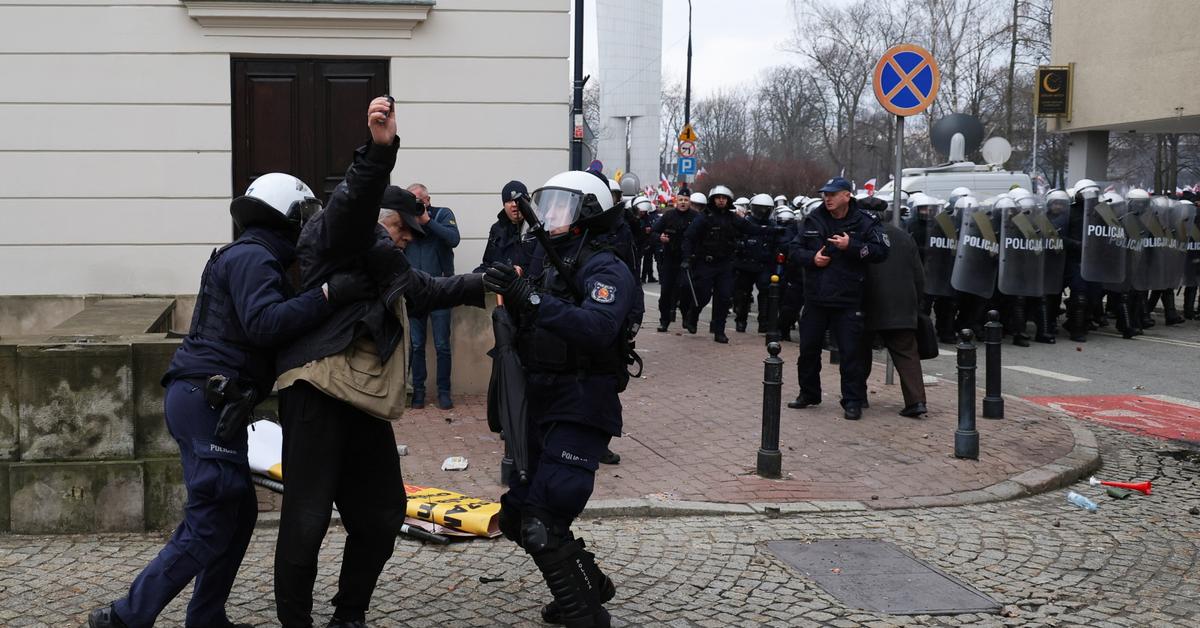  Protesty rolników w Warszawie. Policja prosi o pomoc w ustaleniu tożsamości zadymiarzy sprzed Sejmu