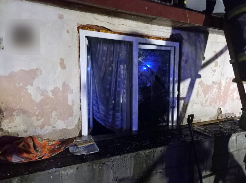 Policjanci wybili szybę w oknie i wydostali kobietę z płonącego mieszkania