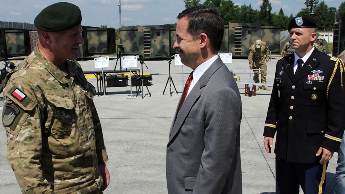 — Osiągnięcia Polski w dziedzinie wojskowości są imponujące — powiedział ambasador USA Stephen Mull podczas wizyty w Dowództwie Wojsk Specjalnych w Krakowie. Jak podkreślił, Polska jest jednym z "czołowych sojuszników" Stanów Zjednoczonych w polityce globalnej, dodając, że nasze kraje łączy wspólna historia.