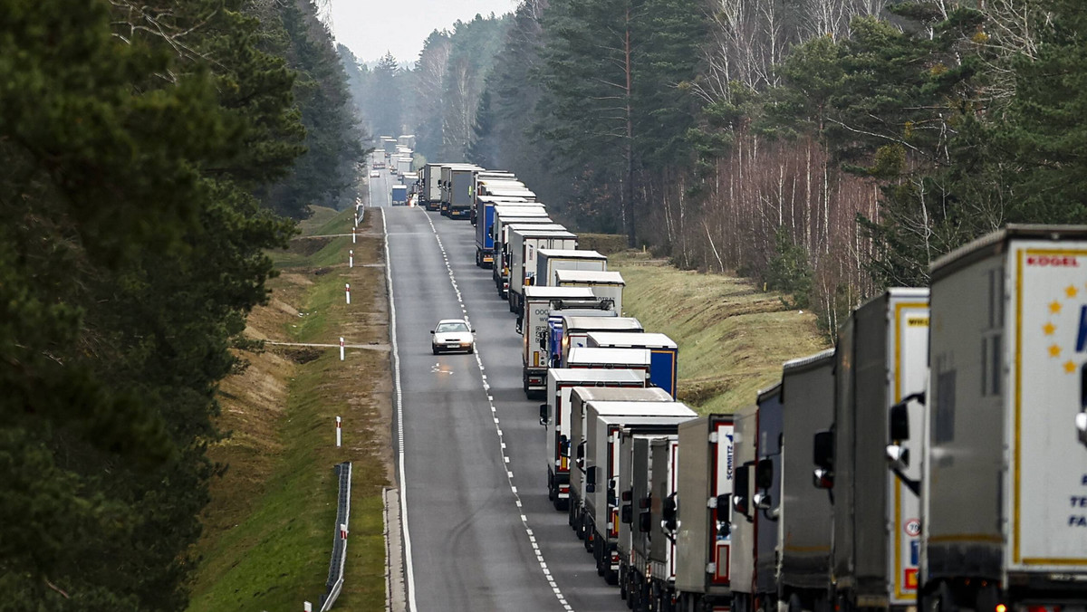 Prawie dwie doby oczekiwania. Kierowcy tirów utknęli na wschodniej granicy