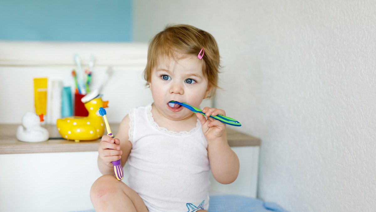 Zęby mleczne u dzieci — kiedy się pojawiają? Pielęgnacja, leczenie