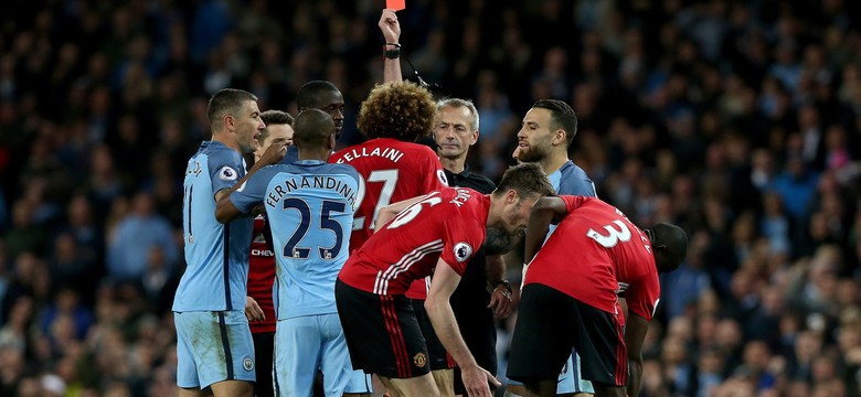 Liga angielska: Remis w derbach Manchesteru. Fellaini wyleciał z boiska za uderzenie głową Aguero. WIDEO