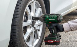 Kosztuje tyle, co jedna wymiana opon. Klucz udarowy za 249 zł w Lidlu tylko w ten weekend