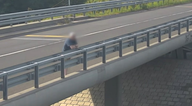 Békésen nézelődött és sörözött egy férfi az M0-ás autópálya felüljáróján / Fotó: Magyar Közút