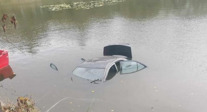 Z zimnej toni wyłaniał się tylko dach. Upiorny widok w stawie w Kuczewoli