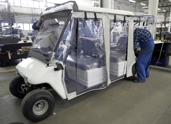 Melex działa w WSK Mielec prawie 45 lat. Pierwszy polski pojazd elektryczny zjechała z taśm produkcyjnych w 1971 roku. Obecnie fabryka oferuje ponad 100 różnych modeli. Do wyboru są pojazdy pasażerskie, bagażowe i specjalne, mogące przewozić do 8 pasażerów lub do 1250 kg ładunku. <br><br> (dd/ukit) PAP/Darek Delmanowicz