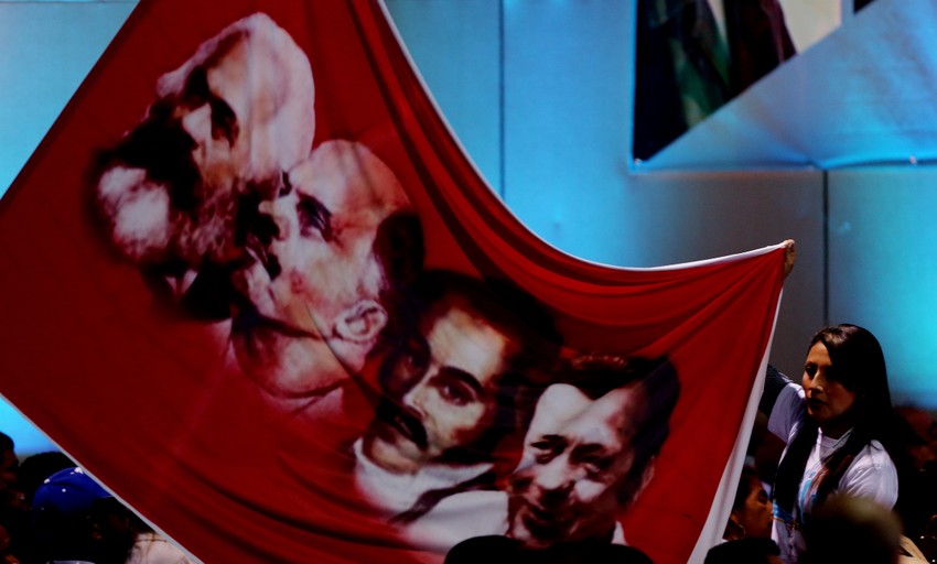 Pristalice mašu zastavama tokom osnivačkog kongresa stranke u Bogoti