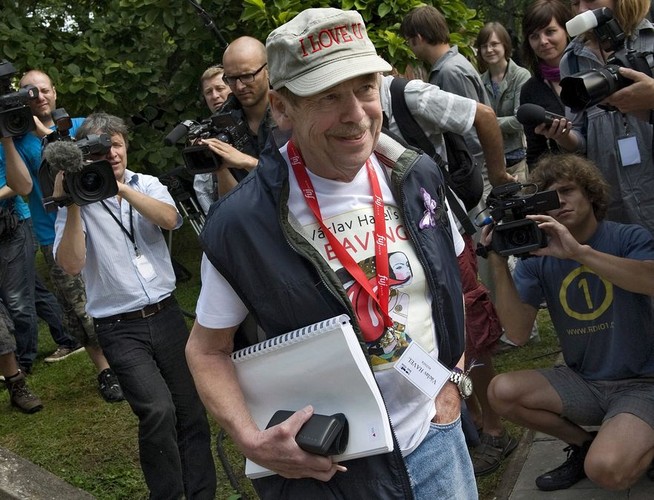 Po wkroczeniu wojsk Układu Warszawskiego i zdławieniu czechosłowackiej próby reform, Havla zwolniono z pracy w teatrze, zakazano publikacji i wystawiania jego dzieł. Zaczął działalność w podziemiu, gdzie powołał wydawnictwo 'Edice Expedice'