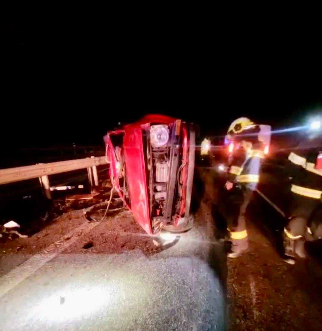 Pri pondelkovej nehode šiestich vozidiel sa zranili dve osoby. 