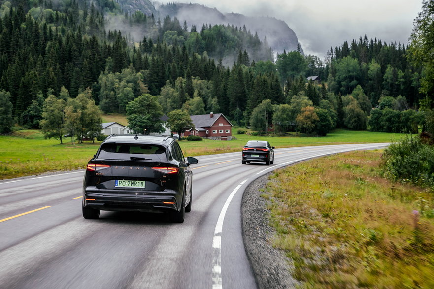 Podróżowanie po Norwegii uprzyjemniały nie tylko malownicze widoki, lecz także świadomość, że jazda była w 100 proc. bezemisyjna, gdyż kraj ten wytwarza w 100 proc. zieloną energię.