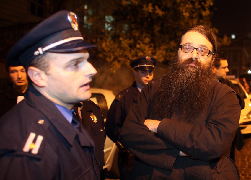 Policija privodi rasčinjenog monaha Antonija Davidovića