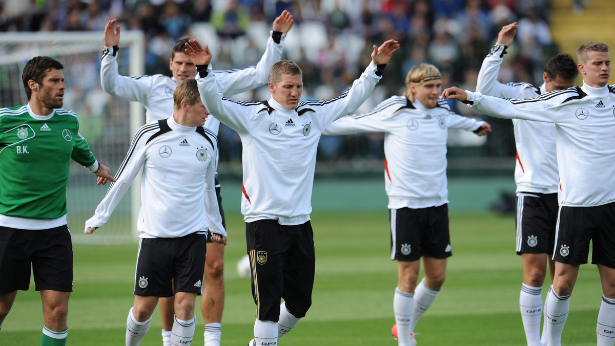 Piłkarze reprezentacji Niemiec o godzinie 18.05, czyli trzy godziny po wylądowaniu na lotnisku w Rębiechowie, rozpoczęli w poniedziałek na stadionie MOSiR w Gdańsku pierwszy otwarty trening. Zajęcia trwały 75 minut, a obserwowało je 10 tysięcy osób.