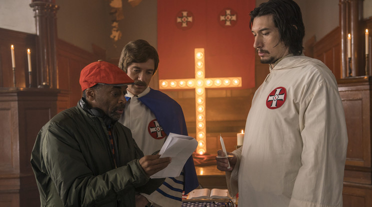 Spike Lee (balról) Topher Grace és Adam Driver a Csuklyások egyik fő jelenetére készül / Fotó:  Northfoto