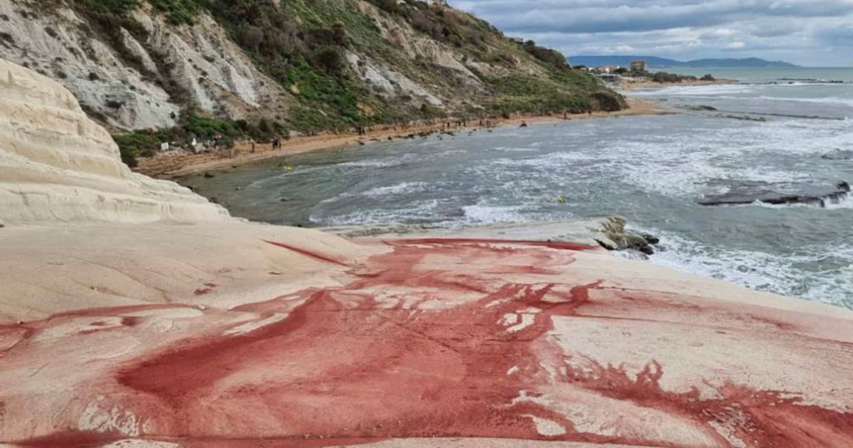 Italia: Le rocce bianche della “Scala de Turchi” sono state dipinte dai sabotatori in rosso siciliano.