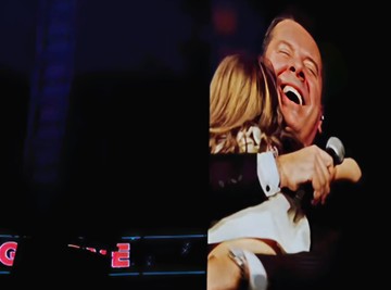 Vlado Georgiev nije ni slutio ko će mu se pridružiti na binu usred koncerta, PUBLIKA SAMO ŠTO SE NIJE OTOPILA! (FOTO)