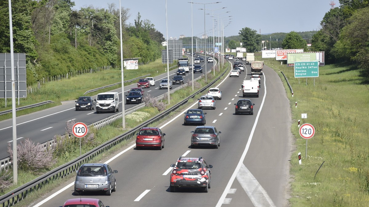 Oprezno ako idete ovim deonicama: Na snazi zabrane za dve grupe vozila
