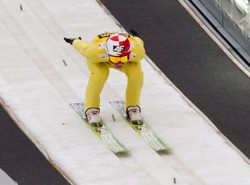 Wiatr zdmuchiwał skoczków, zawody przerwane