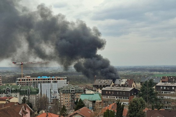 (FOTO, VIDEO) JOŠ JEDAN POŽAR NA ČUKARICI Veliki dim i vatra u blizini zgrada: Na terenu 13 vatrogasaca