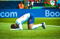 Dele Alli napadnięty we własnym domu. Bandyta przyłożył mu nóż do gardła